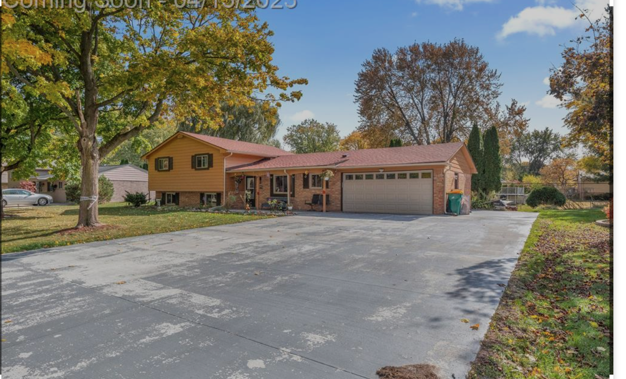 House with a 2 car attached garage in Farmington Hills